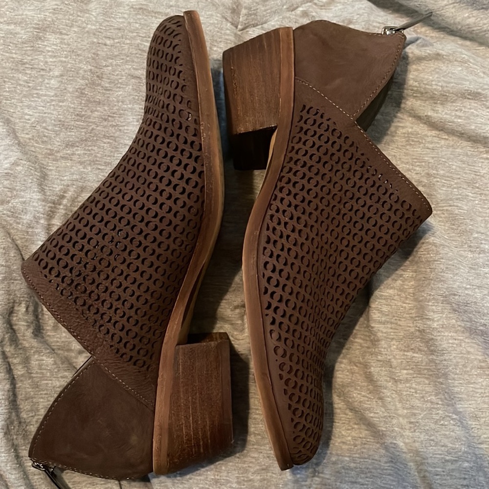 Vince Camuto ankle boots size 7-7.5